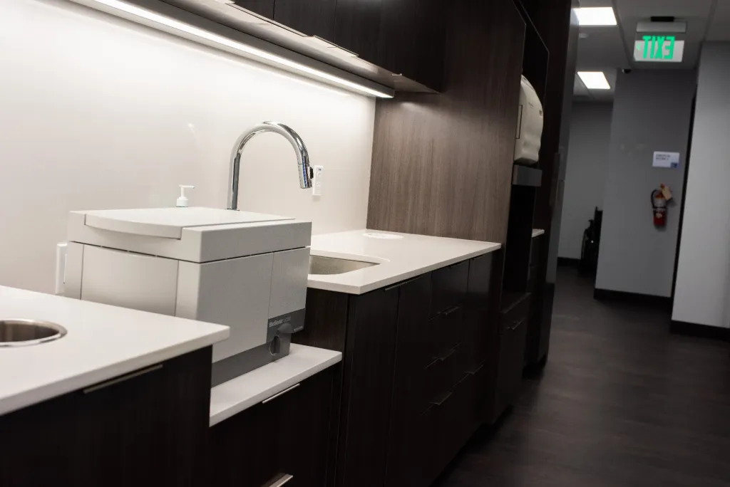 Office tour sink - Surgical Arts of Boca Raton