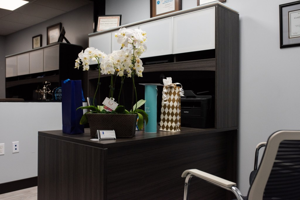 Office tour staff desk - Surgical Arts of Boca Raton