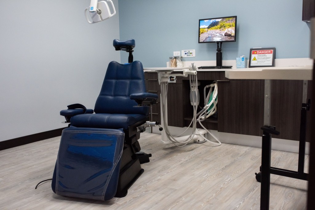 Office tour procedure chair - Surgical Arts of Boca Raton