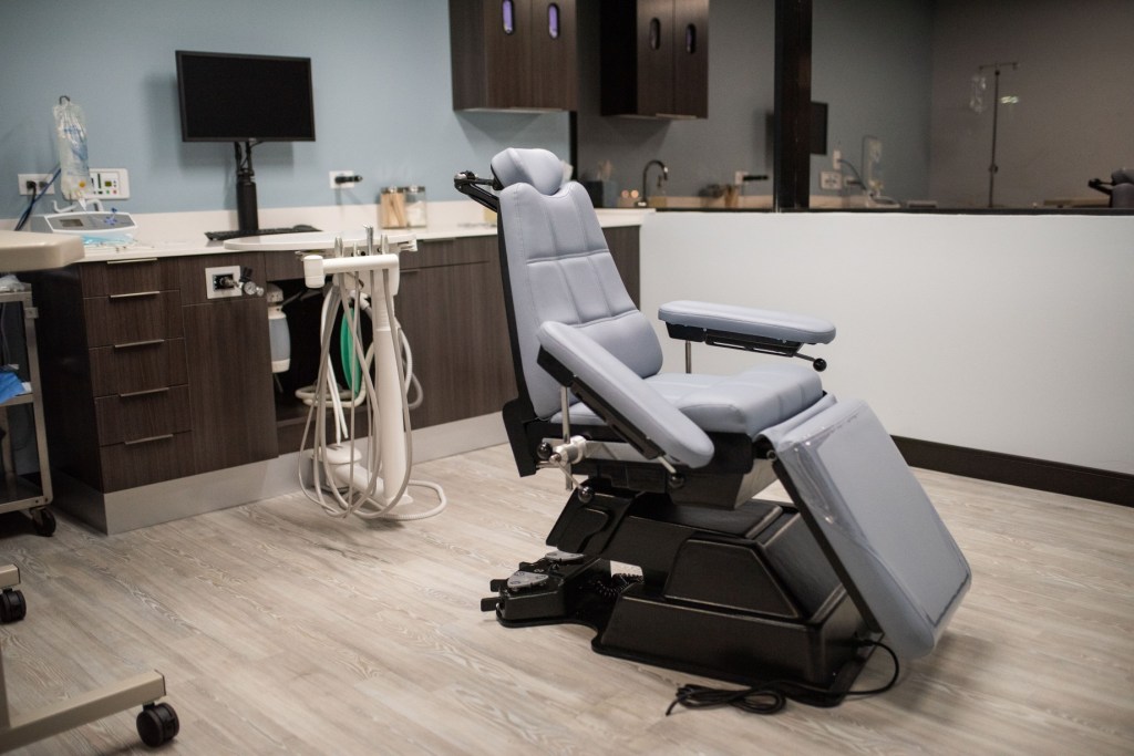 Office tour treatment chair - Surgical Arts of Boca Raton